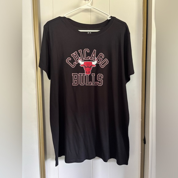 NWOT Torrid Chicago Bulls Classic Fit Tee size 2 - Picture 3 of 6